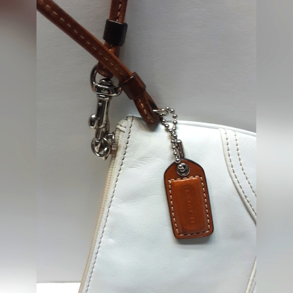 Coach white leather side zipper wristlet - Picture 4 of 4